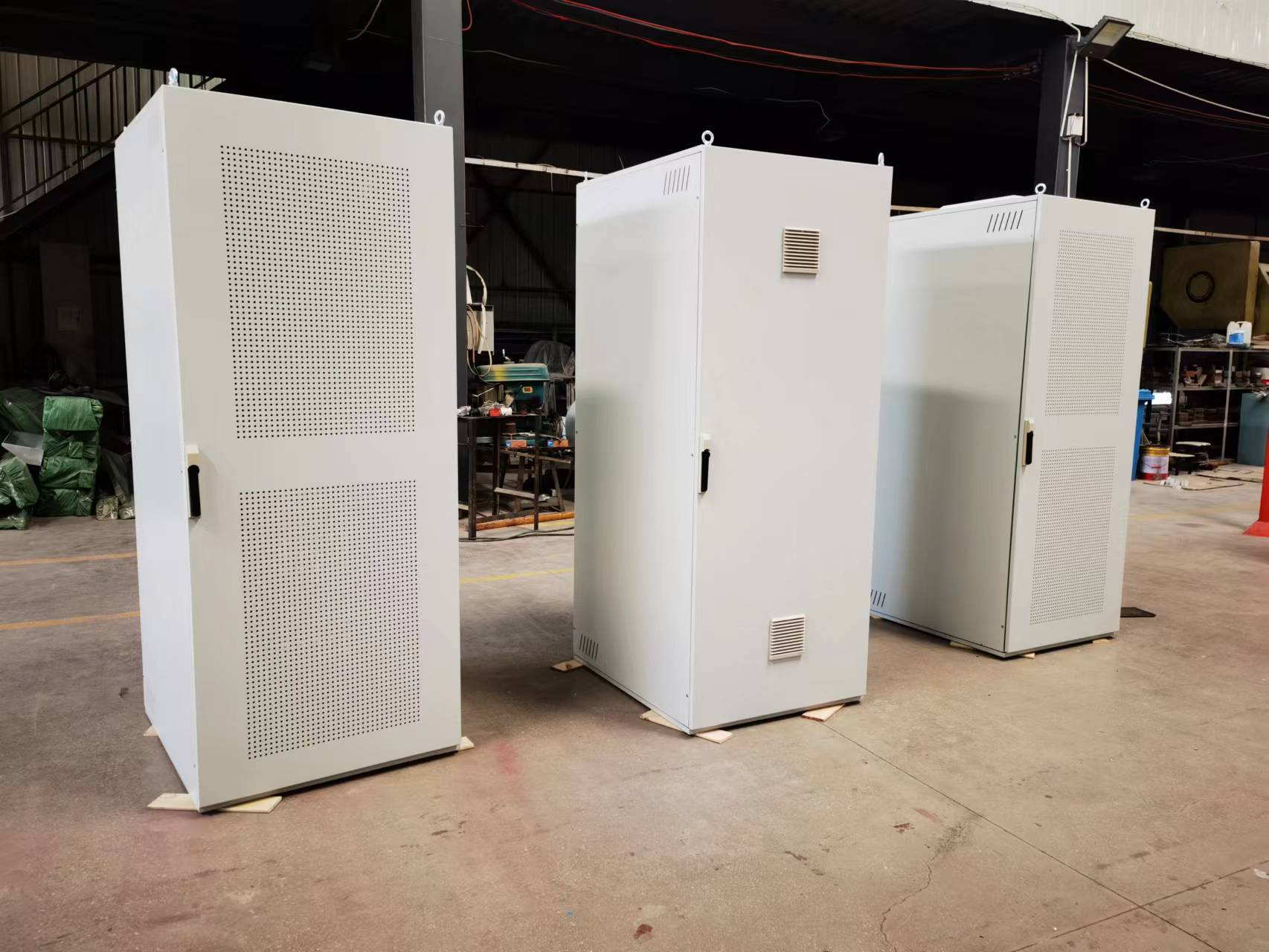 鈑金定制仿威圖器控柜和網(wǎng)絡(luò)機(jī)柜完成生產(chǎn)順利交付