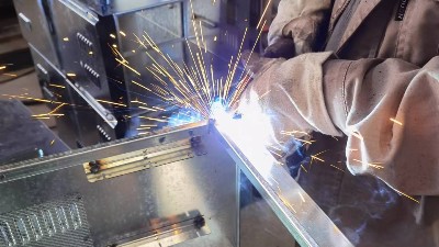 高精度的鈑金加工柜體為什么要使用激光焊機(jī)